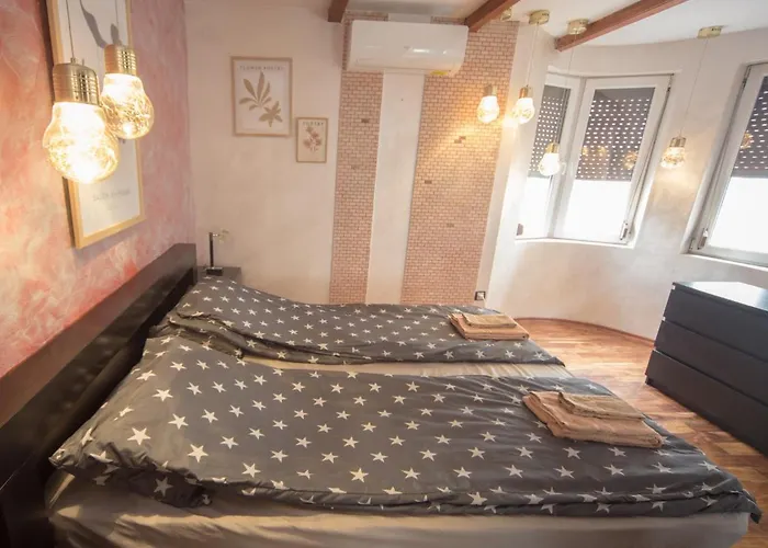 Aleks Holiday-center,sea,parking شقة *